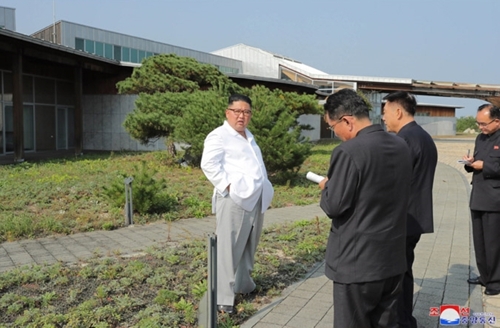 (서울=연합뉴스) 김정은 북한 국무위원장이 금강산관광지구를 현지지도하고 금강산에 설치된 남측 시설 철거를 지시했다고 조선중앙통신이 23일 보도했다. 김 위원장이 금강산관광지구를 둘러보고 있다. 2019.10.23