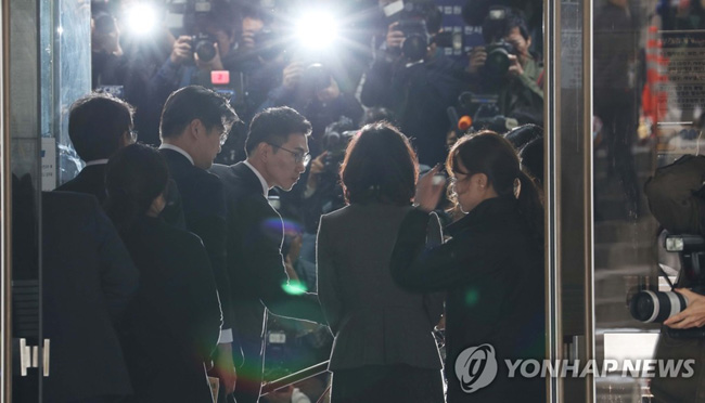 (서울=연합뉴스) 조국 전 법무부 장관의 부인 정경심 동양대 교수가 23일 오전 서울 서초구 서울중앙지법에서 열린 영장실질심사에 출석하기 위해 법정으로 향하고 있다.