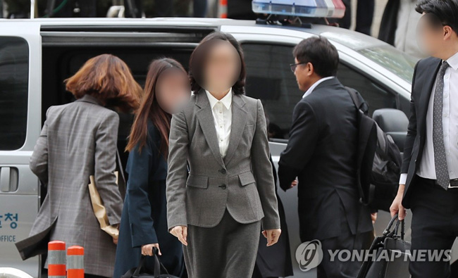 (서울=연합뉴스) 조국 전 법무부 장관의 부인 정경심 동양대 교수가 23일 오전 서울 서초구 서울중앙지법에서 열린 영장실질심사에 출석하기 위해 법정으로 향하고 있다.