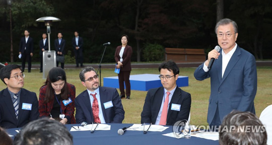 (서울=연합뉴스) 문재인 대통령이 25일 오후 청와대 녹지원에서 출입기자단 초청 간담회 중 인사말을 하고 있다