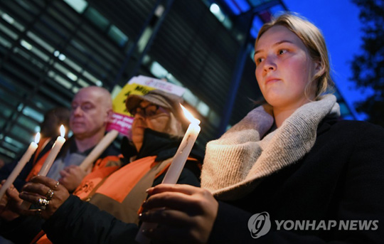 ‘냉동 컨테이너 사망자’들을 추모하는 런던 시민들 [EPA=연합뉴스]