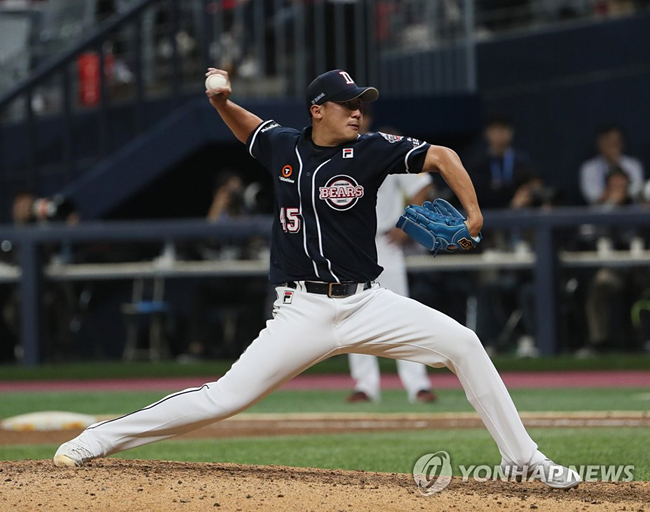 (서울=연합뉴스) 25일 오후 서울 구로구 고척스카이돔에서 열린 2019 프로야구 한국시리즈 3차전 두산 베어스와 키움 히어로즈의 경기. 9회 말 마무리투수 두산 이용찬이 역투하고 있다. 2019.10.25