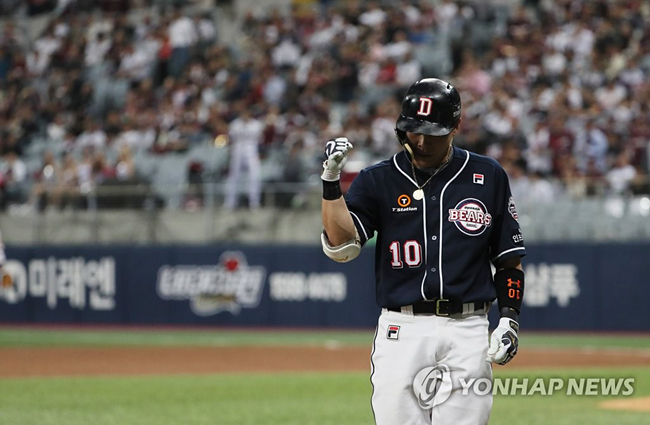 (서울=연합뉴스) 25일 오후 서울 구로구 고척스카이돔에서 열린 2019 프로야구 한국시리즈 3차전 두산 베어스와 키움 히어로즈의 경기. 3회 초 무사 1루에서 두산 박세혁이 1타점 3루타를 친 뒤 오른 주먹을 불끈 쥐고 있다. 2019.10.25