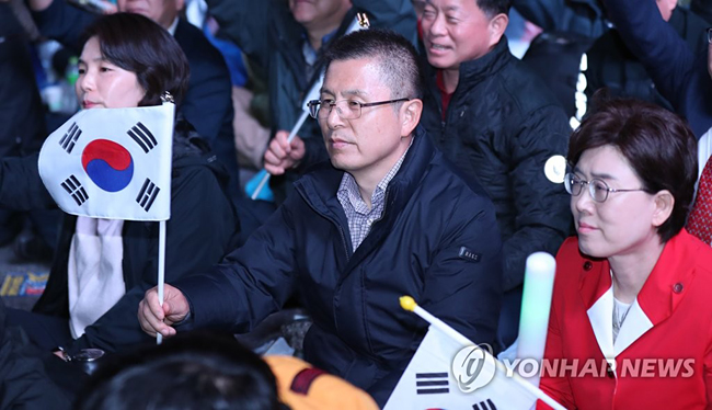 (서울=연합뉴스) 자유한국당 황교안 대표와 전희경(왼쪽)·최연혜(오른쪽) 의원이 25일 오후 서울 광화문광장에서 문재인하야범국민투쟁본부 주최로 열린 제3차 범국민투쟁대회에 참가해 태극기를 흔들고 있다. 2019.10.25