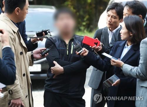 (수원=연합뉴스) 화성 연쇄살인 8차 사건의 범인으로 검거돼 20년을 복역한 윤모(52)씨가 26일 오후 경기도 수원시 장안구 경기남부지방창청 광역수사대에 참고인 조사를 위해 들어가며 취재진 질문에 답하고 있다. 2019.10.26