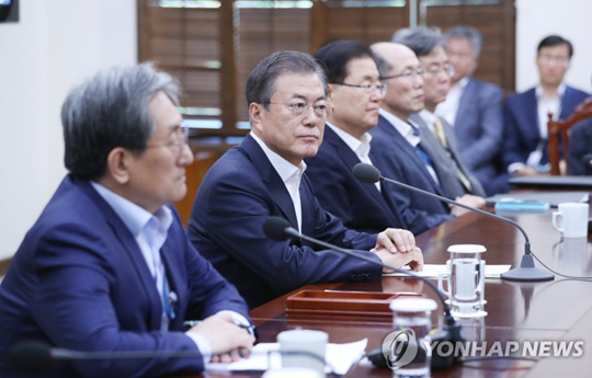 문재인 대통령이 조국 전 장관이 사의를 표명한 10월 14일 오후 문재인 대통령이 청와대에서 열린 수석·보좌관 회의에 참석해 있다. [연합뉴스 자료사진]