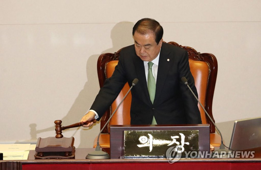 (서울=연합뉴스)  문희상 국회의장이 7월 9일 오후 국회 본회의장에서 열린 비교섭단체 대표연설에서 의사봉을 두드리고 있다. [연합뉴스 자료사진]