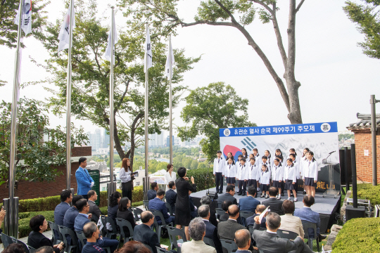 지난 12일 서울 용산구 이태원 관광특구 일대에서 열린 ‘2019 이태원 지구촌 축제’퍼레이드(사진 위)와 지난 9월 28일 유관순 열사 순국 99주기를 맞아 유관순 열사의 추모비가 세워진 이태원부군당 역사공원에서 개최된 추모제. 용산구청 제공