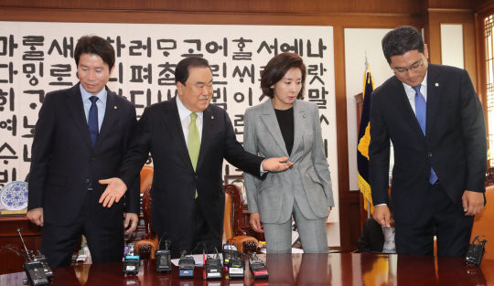 문희상(왼쪽 두 번째) 국회의장이 28일 오전 국회 본관 국회의장실에서 열린 여야 3개 교섭단체 원내대표와의 회동에서 참석자들에게 자리를 권하고 있다. 왼쪽부터 이인영 더불어민주당 원내대표, 문 의장, 나경원 자유한국당·오신환 바른미래당 원내대표.