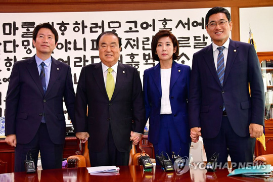 (서울=연합뉴스) 문희상 국회의장이 30일 오전 국회에서 교섭단체 원내대표들과 회동하고 있다. 왼쪽부터 더불어민주당 이인영 원내대표, 문 의장, 자유한국당 나경원, 바른미래당 오신환 원내대표. 2019.9.30