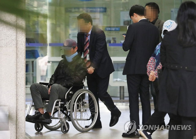 (서울=연합뉴스) 웅동학원 채용비리와 허위소송 혐의를 받는 조국 전 법무부 장관의 동생 조모 씨가 지난 21일 오후 서울 서초구 서울중앙지검에 휠체어를 타고 출석하고 있다. 조씨는 허리디스크 등 건강 이상을 호소하며 수술을 받기 위해 부산 지역 병원에 머물러왔다. [연합뉴스 자료사진]