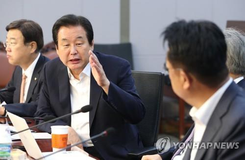 9월 17일 국회 의원회관에서 열린 ‘열린토론, 미래:대안찾기’에서 자유한국당 김무성 의원이 정진석 의원과 대화하고 있다 [연합뉴스 자료사진]