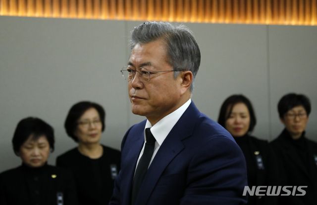 【서울=뉴시스】문재인 대통령이 29일 서울 서대문구 신촌세브란스병원 장례식장에 마련된 일본군 ‘위안부’ 피해자 고 김복동 할머니 빈소를 찾아 조문하고 있다. 2019.01.29.