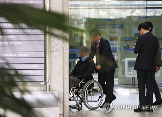 (서울=연합뉴스) 웅동학원 채용비리와 허위소송 혐의를 받는 조국 전 법무부 장관의 동생 조모 씨가 21일 오후 서울 서초구 서울중앙지검에 휠체어를 타고 출석하고 있다. 조씨는 허리디스크 등 건강 이상을 호소하며 수술을 받기 위해 부산 지역 병원에 머물러왔다. 2019.10.21