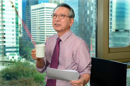 김형오 전 국회의장이 지난 25일 서울 마포구 개인 연구실 창가에 서서 차를 마시며 “핵무기를 가진 북한에 더 이상 조롱을 당해선 안 된다”고 말하고 있다.  신창섭 기자