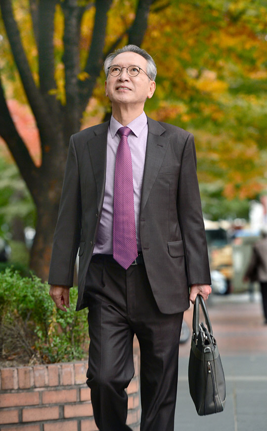 김형오 전 국회의장이 지난 25일 서울 마포구 개인 연구실에서 인터뷰를 마친 뒤 단풍이 든 가로수 길을 걸으며 가을 하늘을 바라보고 있다. 신창섭 기자