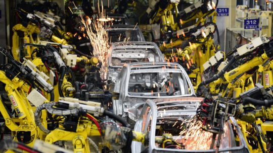 인도 첸나이의 현대자동차 인도공장에서 로봇들이 자동차 차체를 조립하고 있다. 로봇 590대가 일하는 이 공장에서는 30초마다 한 대씩 완성차가 출고된다.  현대차 제공