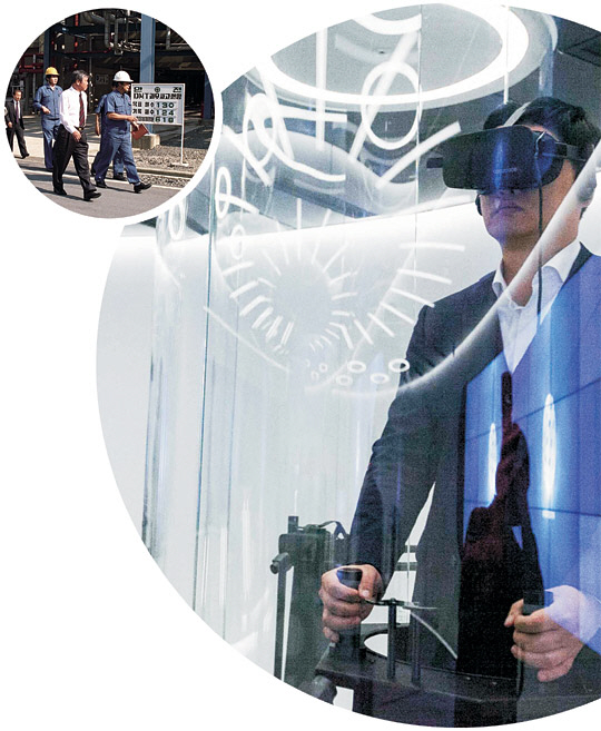 문화일보 이해완 기자(큰 사진)가 지난 21일 전시관 ‘티움’에서 가상현실(VR) 공간을 체험하고 있다. 작은 사진은 1991년 울산 남구 울산콤플렉스에서 열린 신규 휘발유 제조시설 준공식에 참석한 故 최종현 SK 선대 회장. SK 제공