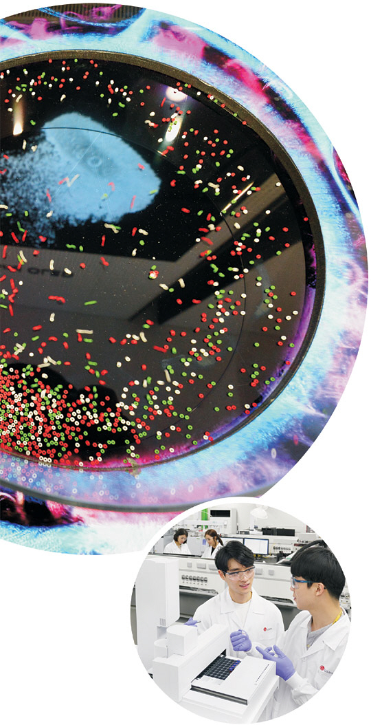 LG디스플레이가 개발한 65형 크리스털 사운드 유기발광다이오드(OLED) 패널에서 뿜어내는 박력 넘치는 진동이 작은 구슬을 튕겨 올리며 퍼지고 있다.  곽성호 기자(사진 위) LG사이언스파크 연구원들이 연구·개발 과제를 놓고 진지한 대화를 나누고 있다. LG 제공(사진 아래)