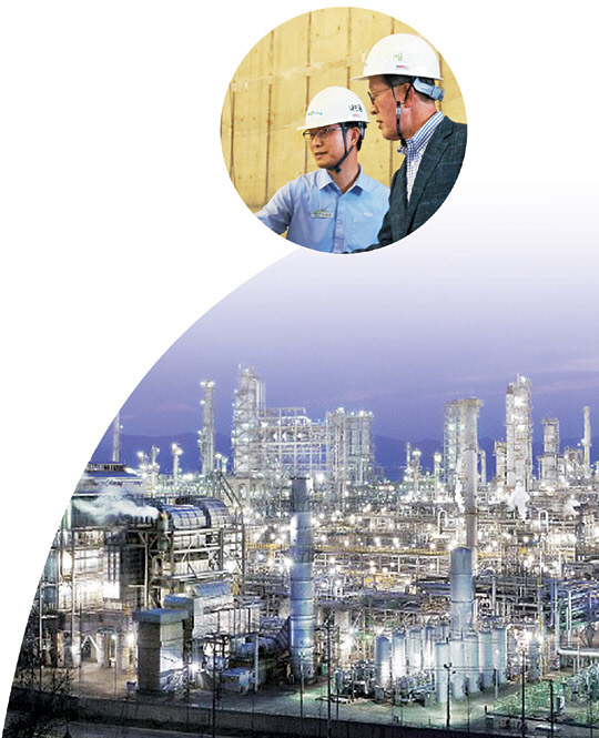 허창수(오른쪽) GS 그룹 회장이 충남 보령군 보령LNG터미널을 방문해 LNG 저장탱크 5호기 현장을 점검하고 있다.   GS그룹 제공