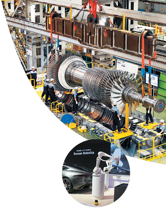 지난 9월 두산중공업 창원 본사에서 발전용 대형 가스터빈의 최종 조립 작업이 진행되고 있다(큰 사진). 두산로보틱스의 스마트 오토모티브 공정 장면. 두산 제공