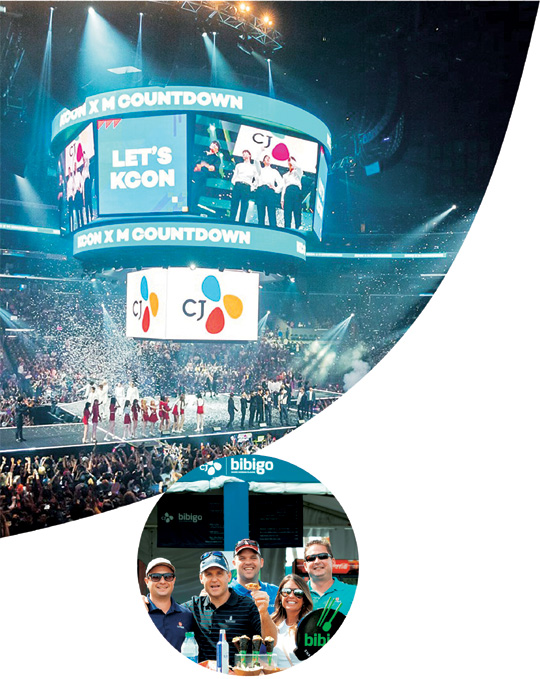지난 8월 미국 LA 스테이플스센터에서 열린 케이콘 콘서트 무대 전경(큰 사진). 앞서 3월 미 플로리다주 폰테베드라 비치의 TPC 소그래스에서 개최된 ‘더 플레이어스 챔피언십’ 참가자들이 비비고 한식을 체험하고 있다. CJ그룹 제공