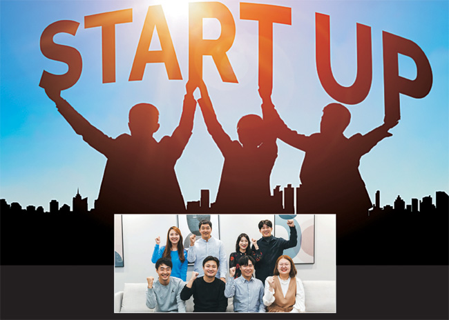 카카오페이에 지난해 인수된 아파트 관리 앱 개발업체 ‘모빌’의 임직원들. 앞줄 왼쪽에서 두 번째가 창업자인 서대규 대표다.  모빌 제공