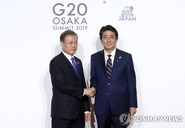 문재인 대통령이 6월 28일 오전 인텍스 오사카에서 열린 G20 정상회의 공식환영식에서 의장국인 일본 아베 신조 총리와 기념촬영을 하고 있다. [연합뉴스 자료사진]