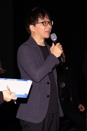 신카이 마코토 감독이 30일 서울 송파구 신천동 롯데시네마 월드타워에서 열린 내한 기자회견에서 질문에 답하고 있다.  미디어캐슬 제공