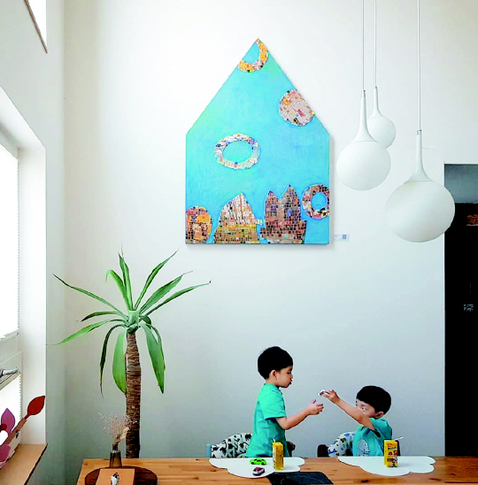 예술작품을 인테리어에 포함하는 것만으로도 공간은 남다른 존재감을 갖게 된다. 그림을 고르는 가장 중요한 기준은 자신이 좋아하고 끌리는 그림이다.   @sonseonhye3225 / 최순민 ‘My father’s house-Gift2’