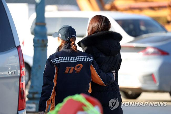 (울릉=연합뉴스) 1일 오후 경북 울릉군 사동항에서 전날 독도 인근에 추락한 소방헬기 탑승원들의 가족과 관계자들이 헬기를 타고 사고해역을 보기 위해 이동하고 있다. 2019.11.1