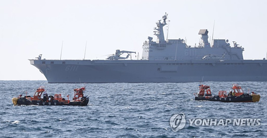 (독도=연합뉴스) 2일 오전 독도 인근 해상에서 지난달 31일 추락한 소방헬기의 구조수색 작업이 진행되고 있다.