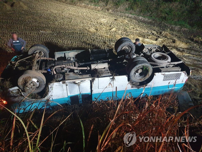 (고창=연합뉴스) 3일 오전 5시 57분께 전북 고창군 대산면 한 도로에서 25인승 미니버스가 도로변 논으로 추락해 소방당국이 현장을 수습하고 있다. 2019.11.3 [전북소방본부 제공]