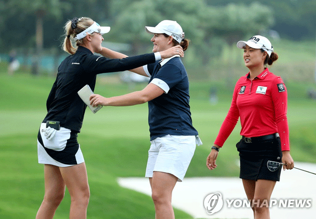 우승한 코르다(왼쪽)를 축하해주는 마손. [EPA=연합뉴스]