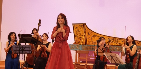 소프라노 임선혜가 왜관수도원에서 열린 음악회에서 노래를 부르고 있다.