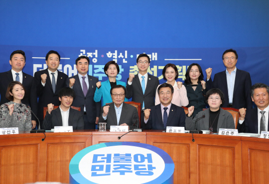 이해찬(앞줄 왼쪽 세 번째) 더불어민주당 대표가 5일 오전 국회에서 열린 제1차 민주당 총선기획단 회의에서 기획단 위원들과 함께 파이팅을 외치고 있다.