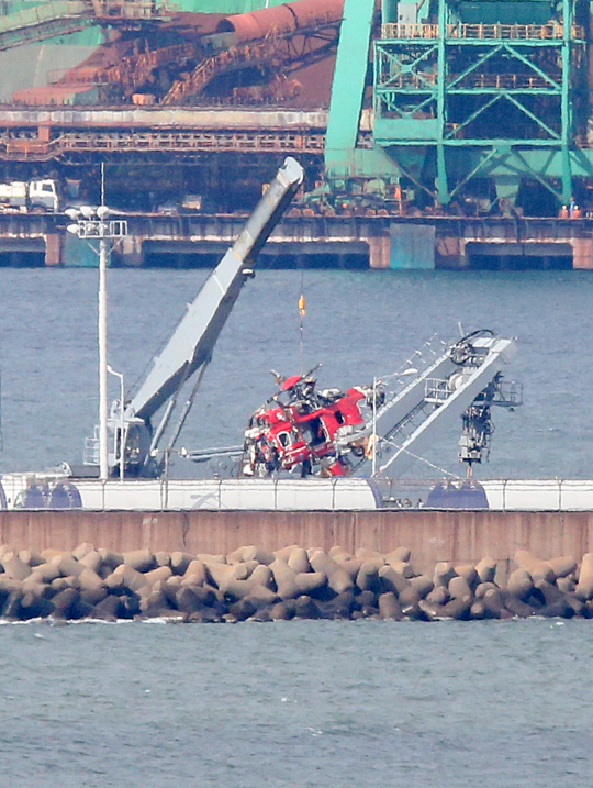 독도 인근 해상에서 바다로 추락해 가라앉았다 3일 오후 인양된 소방헬기 동체가 4일 경북 포항 신항 해군 부두에 세워진 청해진함에서 특수차로 옮겨지고 있다. 연합뉴스