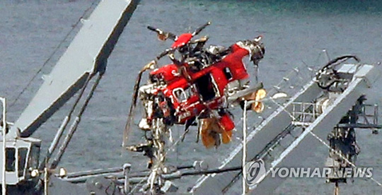 (포항=연합뉴스) 지난 4일 경북 포항신항 해군부두에 세워진 청해진함에서 해군 측이 독도에서 추락해 인양한 소방헬기 동체를 특수차로 옮기고 있다.