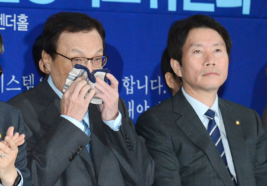 이해찬(왼쪽) 더불어민주당 대표가 6일 오전 국회 본관 로텐더홀에서 열린 최고위원회의 도중 손수건으로 얼굴을 닦고 있다. 오른쪽은 이인영 원내대표.