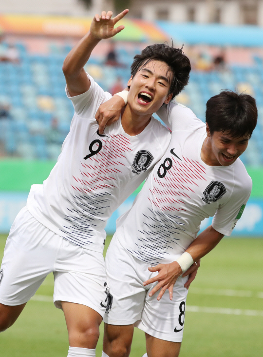 최민서(왼쪽)가 6일 오전(한국시간) 브라질 고이아니아의 올림피쿠 경기장에서 열린 U-17 월드컵에서 전반 33분 결승득점을 올린 뒤 오재혁(이상 포항제철고)과 함께 환호하고 있다.  연합뉴스