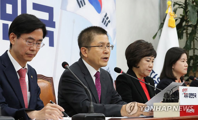(서울=연합뉴스) 자유한국당 황교안 대표(왼쪽 두번째)가 7일 오전 국회에서 열린 최고위원회의에서 발언하고 있다.