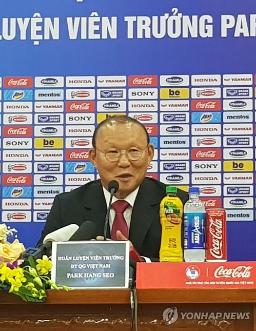 (하노이=연합뉴스) 박항서 베트남 축구 대표팀 감독이 7일 오전(현지시간) 베트남 축구협회에서 기자회견을 하고 베트남 축구 대표팀과의 재계약에 대한 소회와 계약 조건, 포부 등을 밝히고 있다.