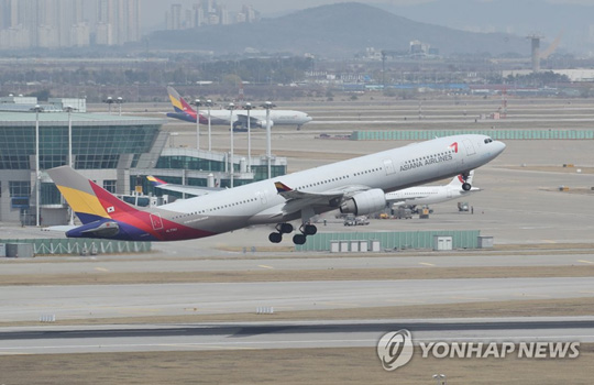 인천국제공항에서 이륙하는 아시아나항공 여객기. [연합뉴스 자료사진]