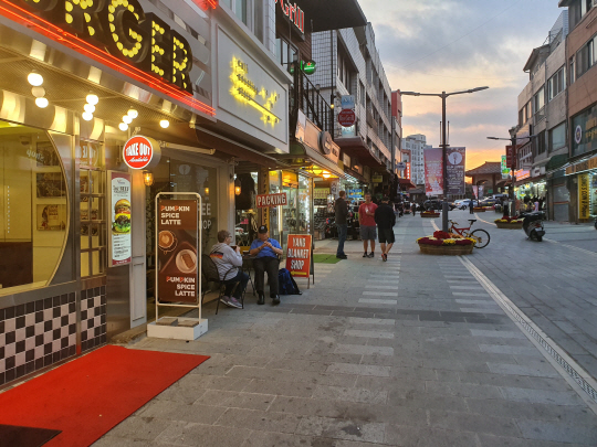 경기 평택시가 추진하는 신장동 도시재생 뉴딜사업지구에 포함된 미군 공군기지(K-55) 앞 쇼핑몰 일원. 외국인 몇 명을 제외하고는 한산한 모습을 보이고 있다.