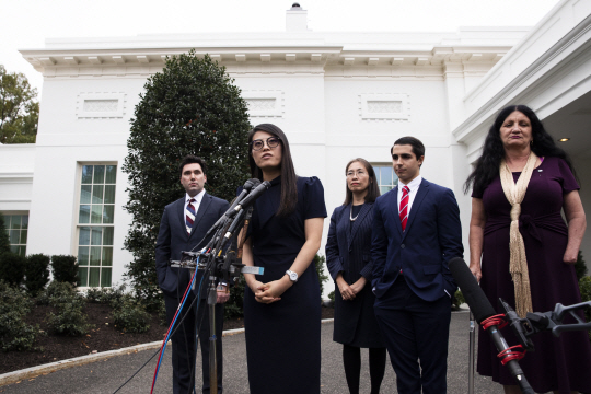 7일 미국 워싱턴DC 백악관에서 탈북 여성 그레이스 조(왼쪽 두 번째)가 발언하고 있다. 도널드 트럼프 미 대통령은 이날 ‘공산주의 피해자들을 위한 국경일’을 맞아 세계 각지에서 관련자들을 초청해 얘기를 나눴다.  EPA 연합뉴스