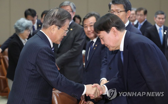 (서울=연합뉴스)  문재인 대통령과 윤석열 검찰총장이 8일 오후 청와대에서 열린 반부패정책협의회에서 인사하고 있다. 2019.11.8