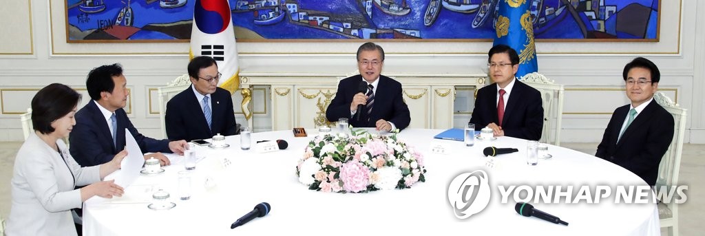 문재인 대통령이 지난 7월 18일 오후 청와대에서 열린 ‘정당대표 초청 대화’에서 여야 5당 대표들과 얘기를 나누고 있다. 왼쪽부터 정의당 심상정 대표, 바른미래당 손학규 대표, 더불어민주당 이해찬 대표, 문 대통령, 자유한국당 황교안 대표, 민주평화당 정동영 대표. [연합뉴스 자료사진]