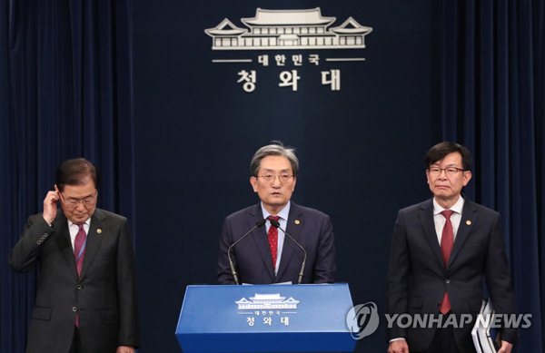 (서울=연합뉴스) 청와대 노영민 대통령 비서실장(가운데)이 10일 오후 춘추관 대브리핑룸에서 열린 기자간담회에 앞서 모두발언하고 있다. 왼쪽은 정의용 국가안보실장, 오른쪽은 김상조 정책실장.