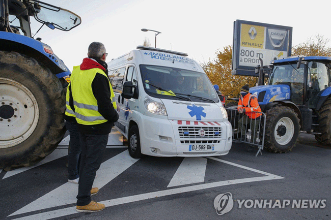 프랑스의 앰뷸런스 차[EPA=연합뉴스 자료사진]