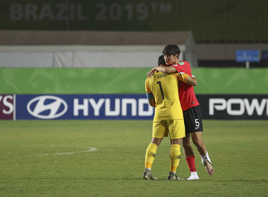 11일 오전(한국시간) 브라질 비토리아의 에스타디오 클레베르 안드라지에서 열린 U-17 월드컵 8강전에서 0-1로 패한 뒤 주장이자 골키퍼인 신송훈(금호고·왼쪽)이 홍성욱(부경고)의 품에 안겨 눈물을 흘리고 있다. 연합뉴스